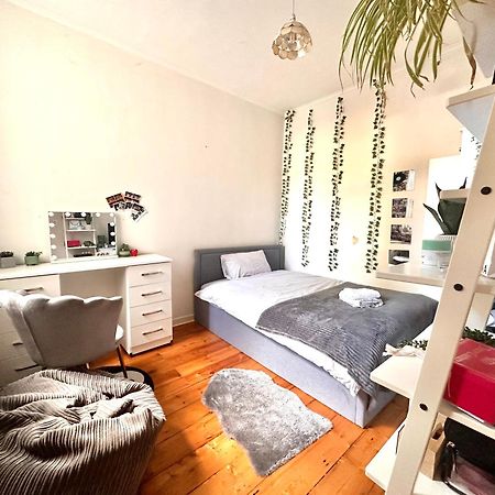 A Lovely Guest Room In West London Londres Exterior foto