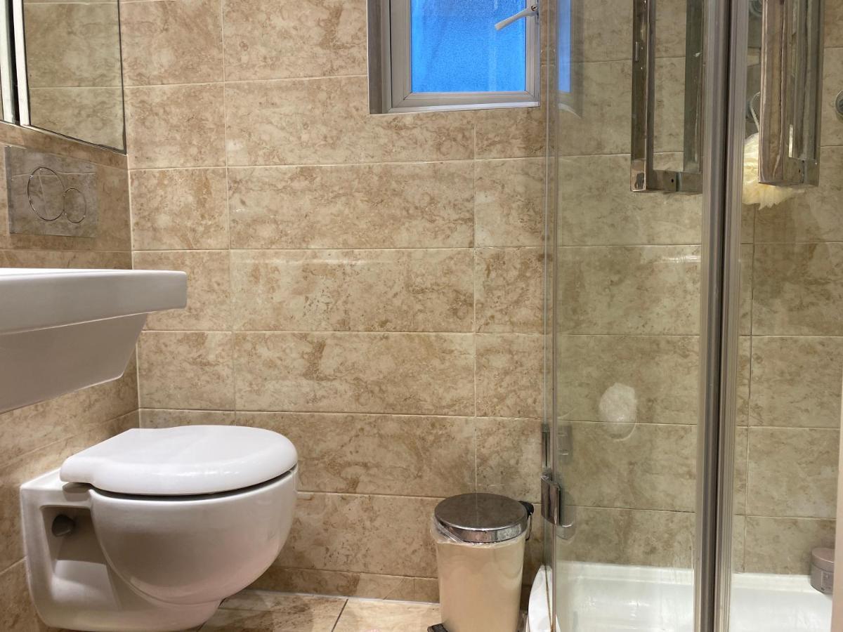 A Lovely Guest Room In West London Londres Exterior foto